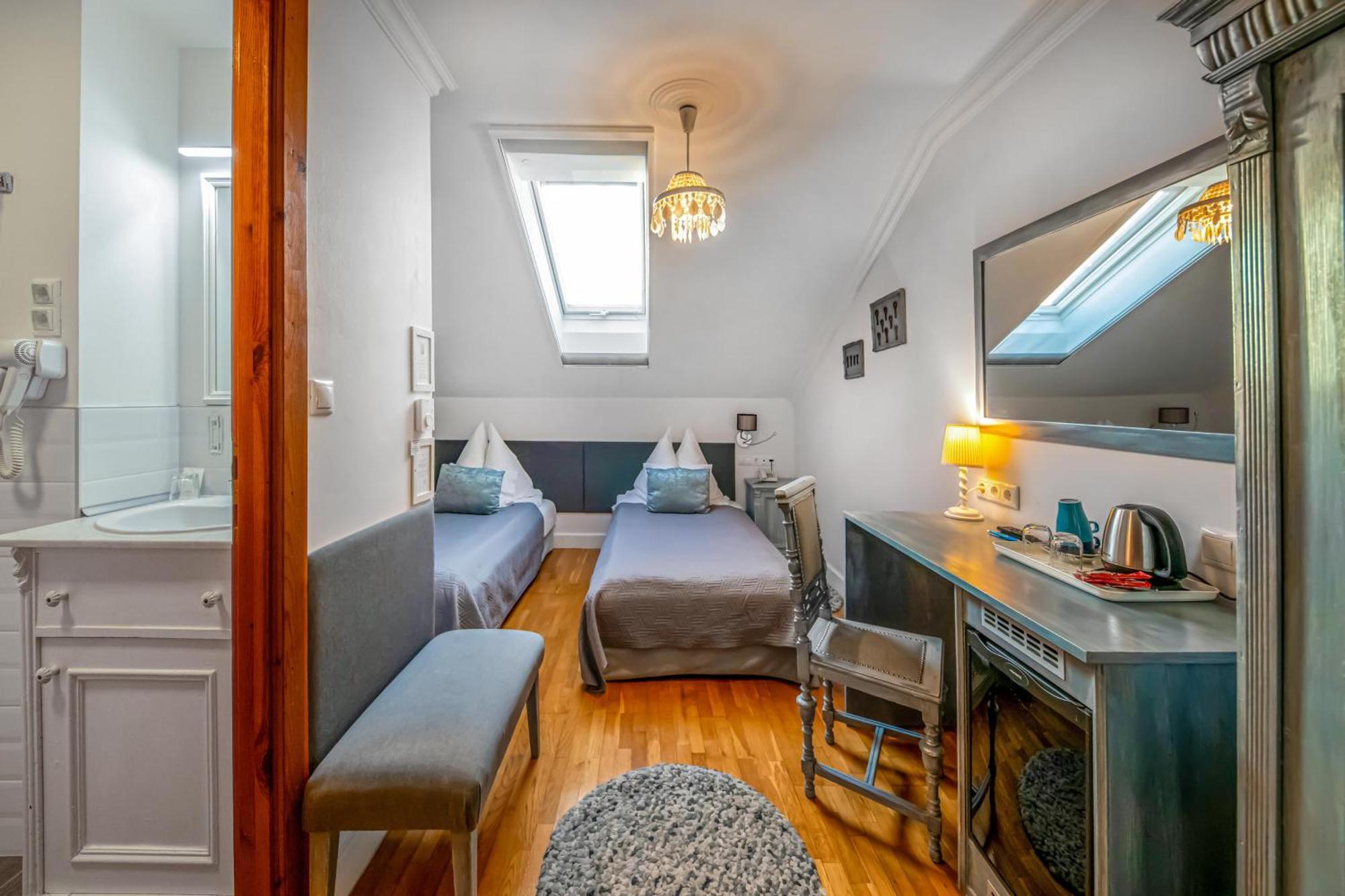 Boutique Hotel Szarcsa Szekesfehervar Room photo