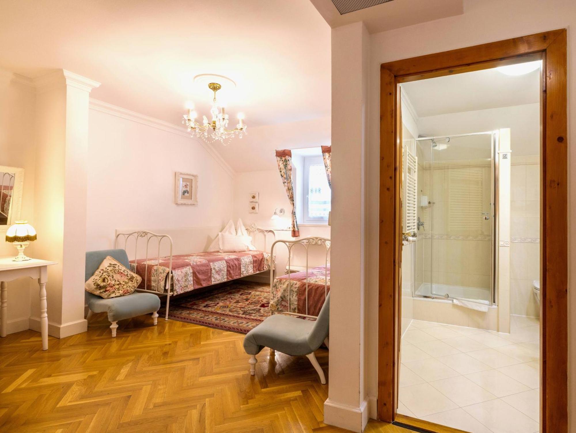 Boutique Hotel Szarcsa Szekesfehervar Exterior photo