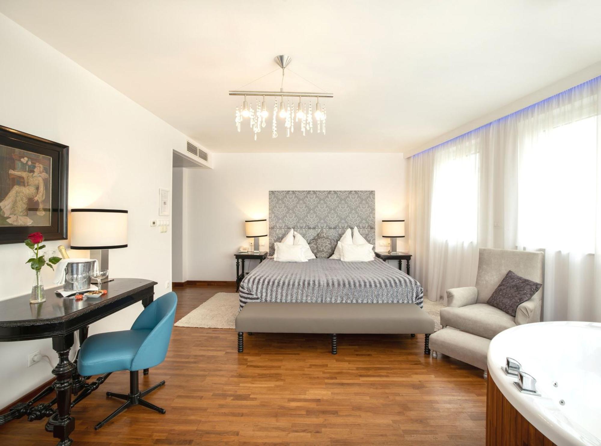 Boutique Hotel Szarcsa Szekesfehervar Exterior photo