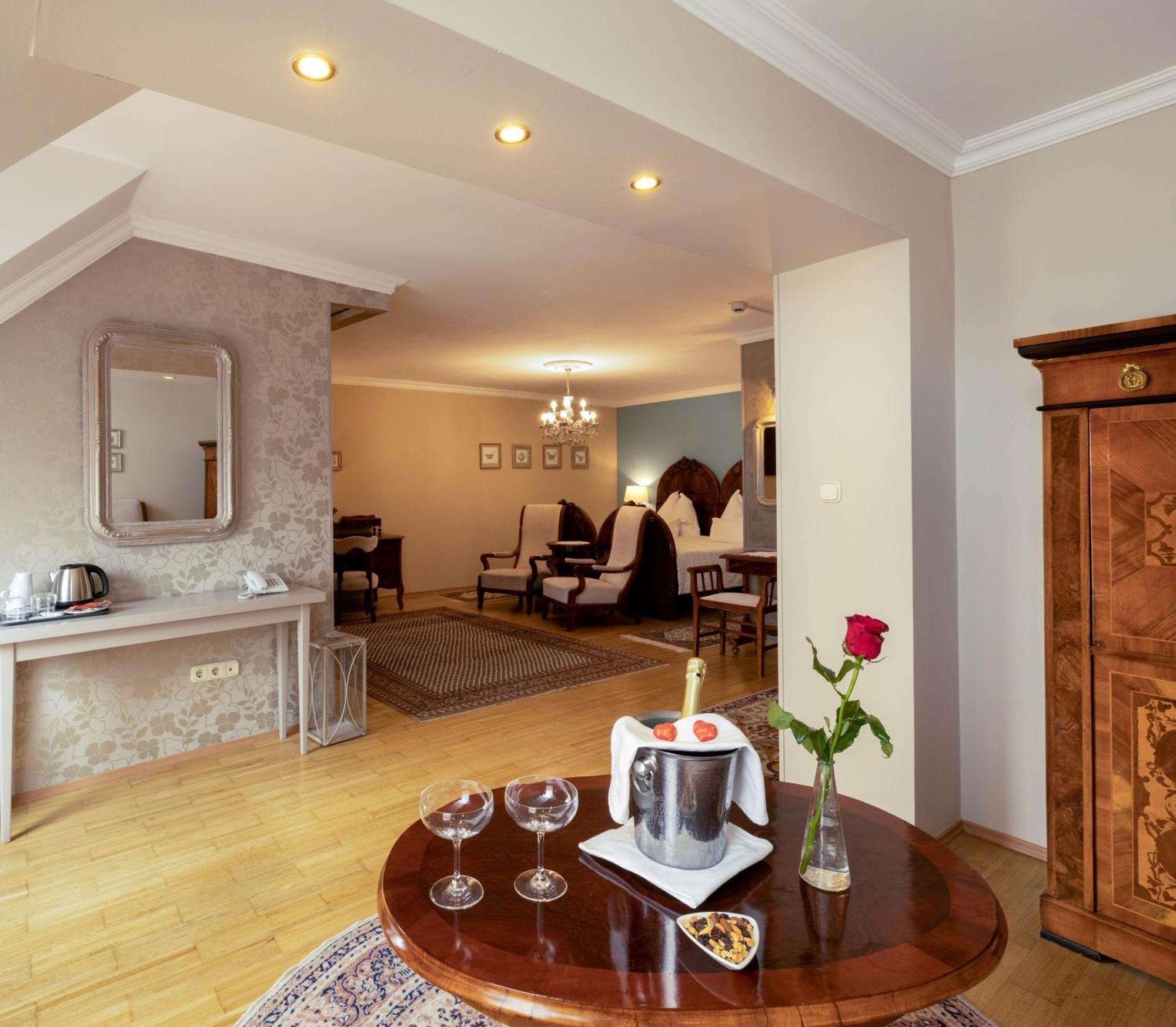 Boutique Hotel Szarcsa Szekesfehervar Exterior photo