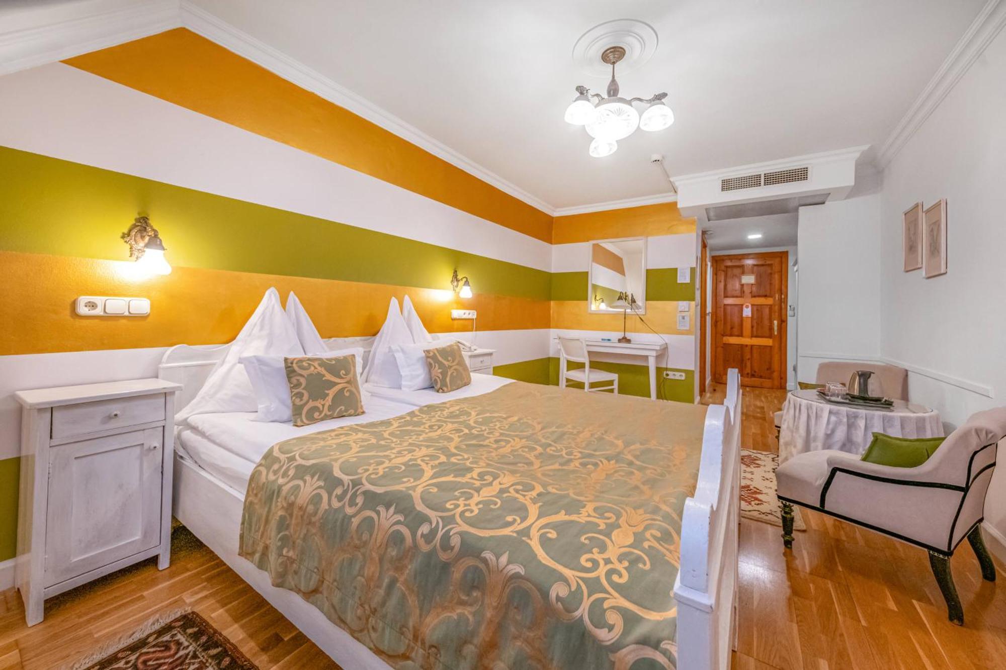 Boutique Hotel Szarcsa Szekesfehervar Exterior photo